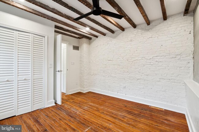Building Photo - 136 Carpenter St