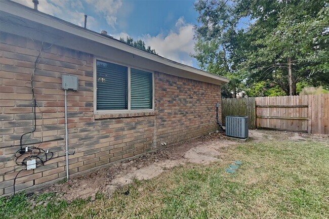Building Photo - 9214 Palm Shores Dr