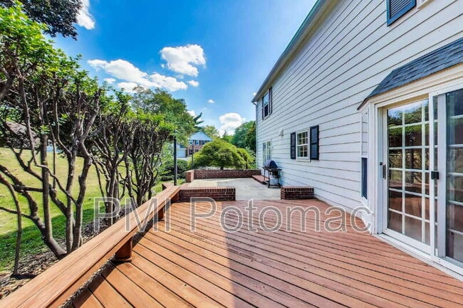 Building Photo - 1718 Crestview Dr