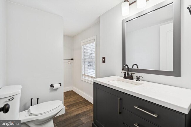 Building Photo - 1687 E Main St