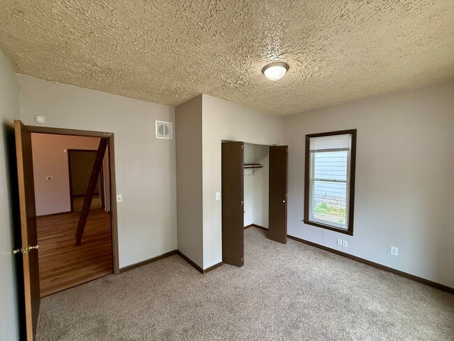 Building Photo - 2 Bed 1 Bath with a 2 Room Loft - Section ...