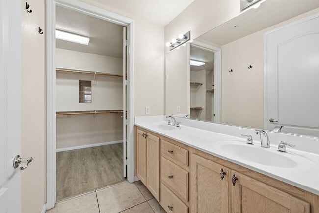 Building Photo - Guard Gated 3rd Floor Unit off Las Vegas Blvd