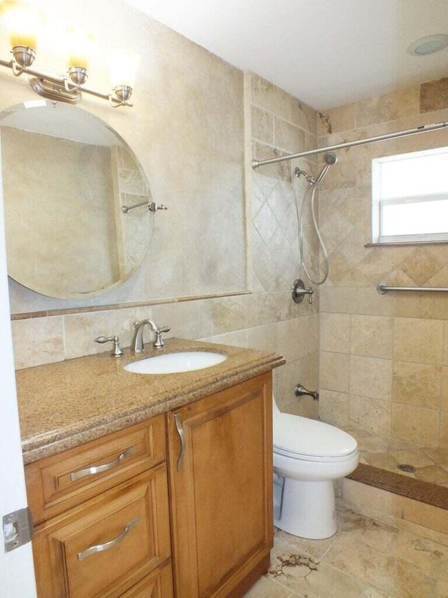 Building Photo - 121 SW 8th Ct