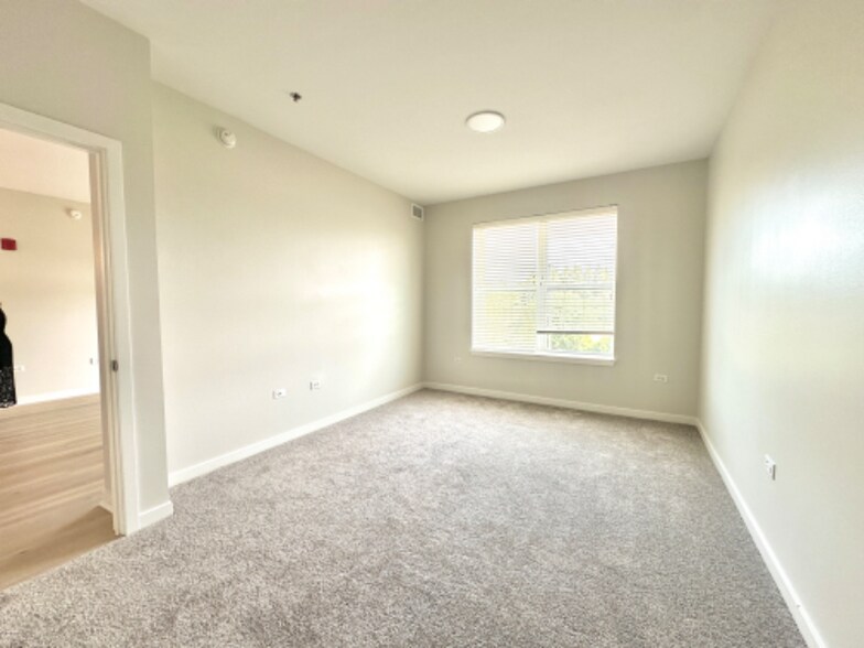 Building Photo - 450 Warrenville Rd