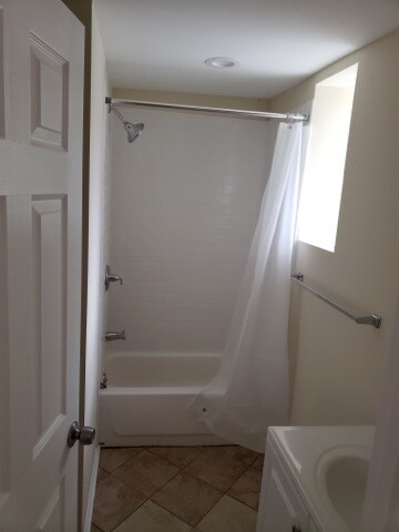 Building Photo - 2300 S Ridgeway Ave