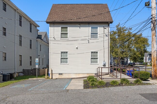 Building Photo - 688 N Broad St