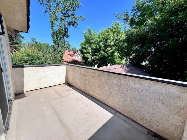 Building Photo - $2,350 Shepherd & Maple, 3 Bedroom 3 full ...