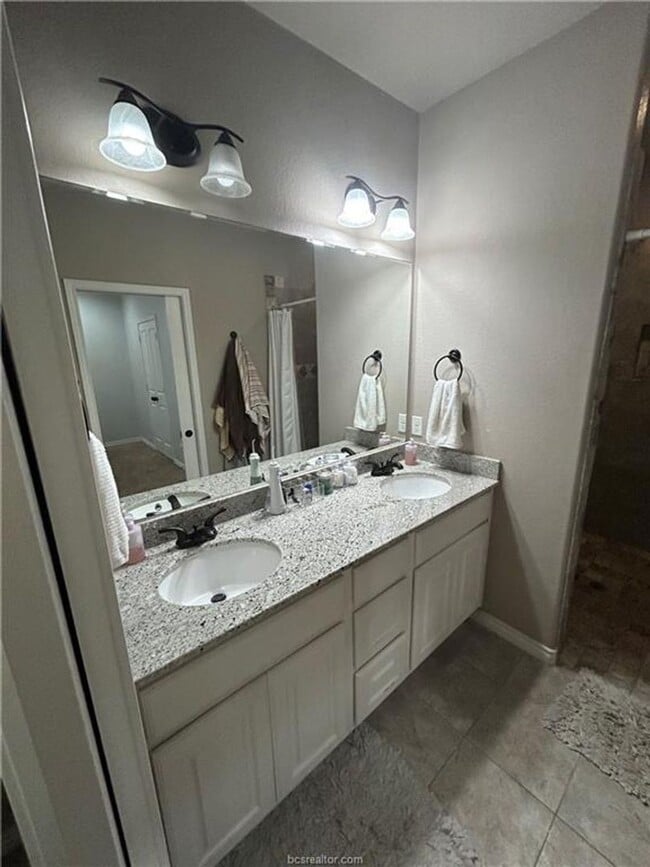 Building Photo - AUGUST MOVE IN!! Beautiful 3 Bedroom Townhome Available for Lease!