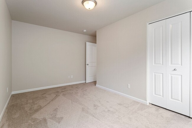 Building Photo - 4 bedrooms 2.5 bath, fenced backyard, AC, ...