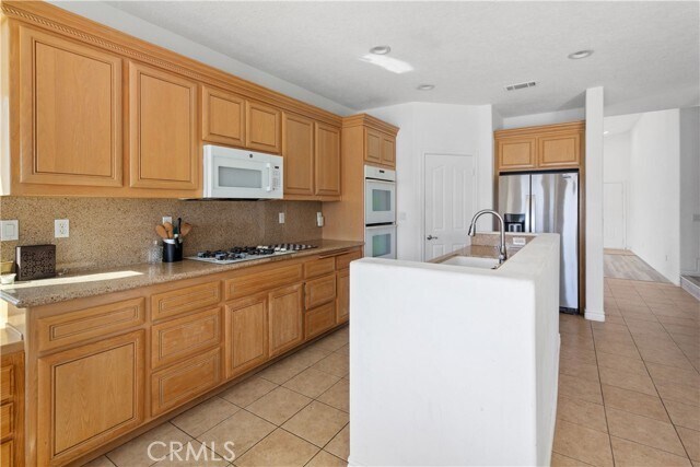 Building Photo - 18075 Lakeview Dr