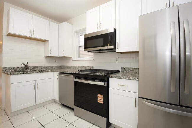 Building Photo - 3834 N Hermitage Ave