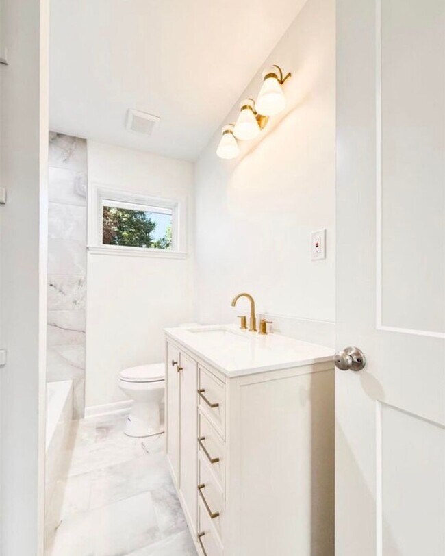 Building Photo - Beautiful 3/2 Home Available Now!