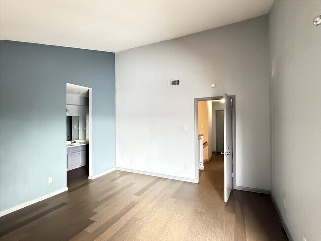 Building Photo - 10721 Sandpiper Dr