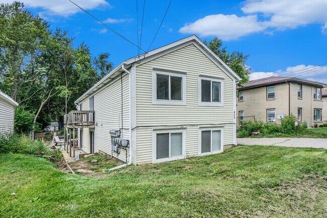 Building Photo - Charming, fully remodeled 2-Bed/1-Bath Par...