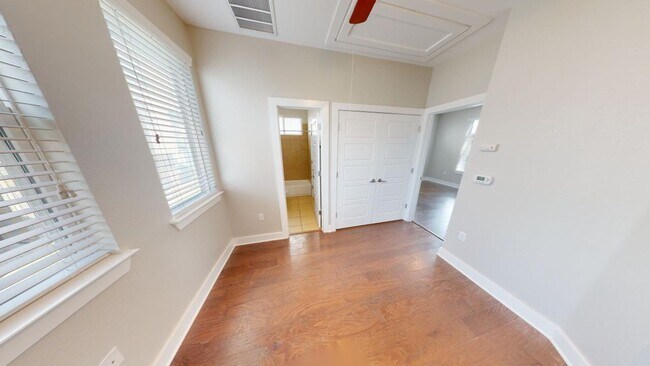 Building Photo - Gorgeous Condo in Edgewick - Minutes from Soco!