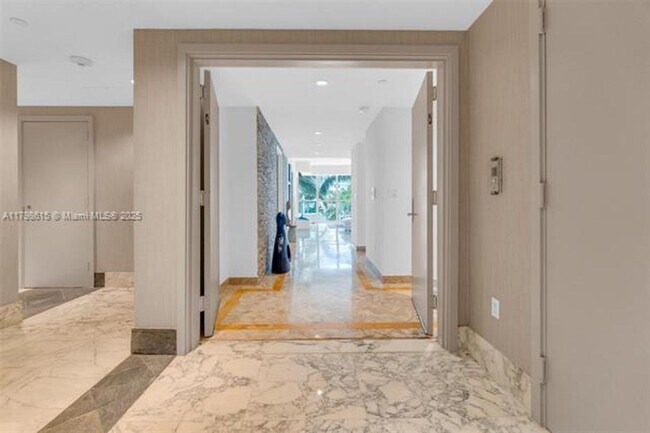 Building Photo - 1331 Brickell Bay Dr