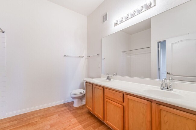 Building Photo - IMMACULATE 2 BEDROOM CONDO IN HENDERSON!