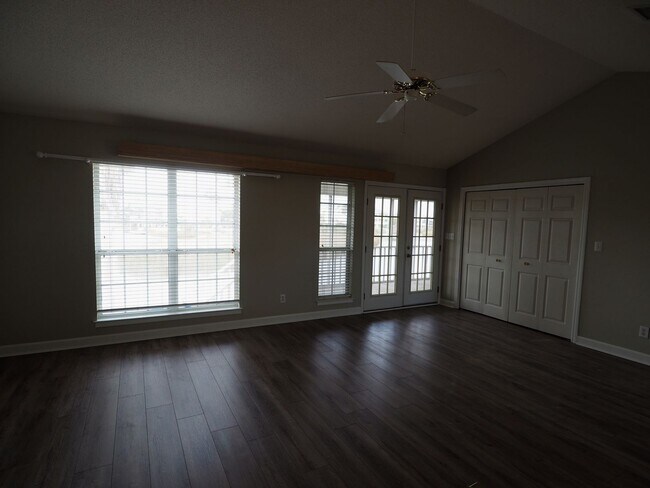 Building Photo - Gorgeous water views just blocks from the ...