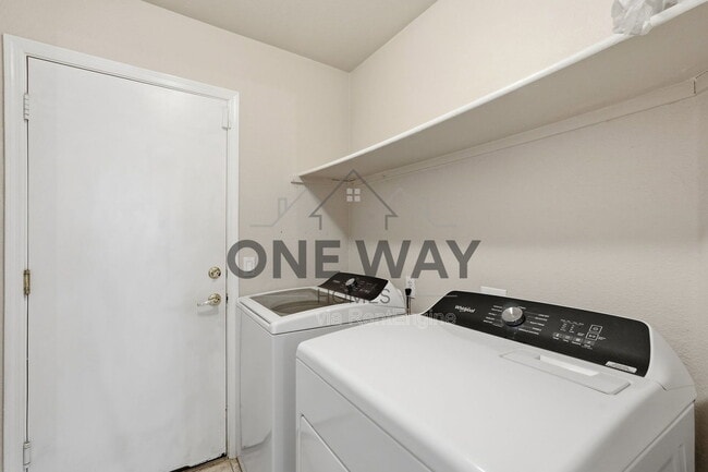 Building Photo - 819 E Cindy St