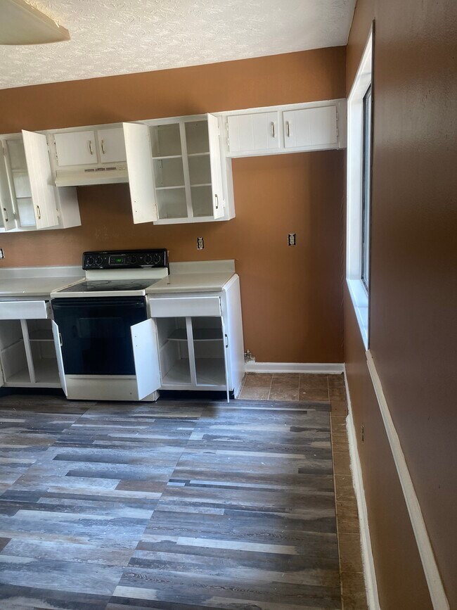 Building Photo - 8596 Creekwood Way