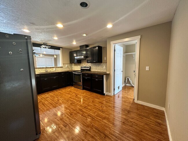 Building Photo - new carpet installed, 600sqft bonus room with large RV/Boat parking space