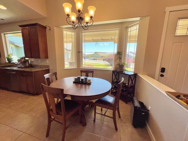 Building Photo - Modern 3 Bedroom Home