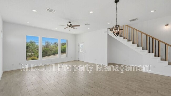 Building Photo - 895 E Mather St