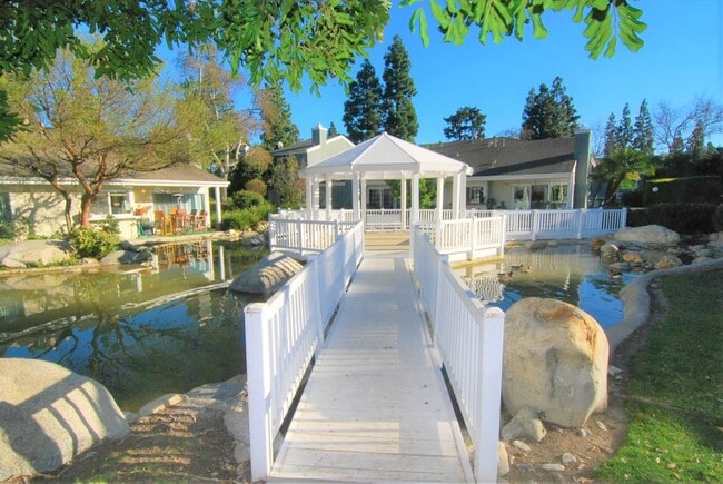 Building Photo - Stunning Fully Remodeled Condo in Costa Mesa