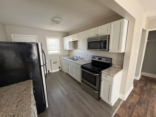 Building Photo - 2 Bedroom available now!!  $900/month!  Updated unit!!