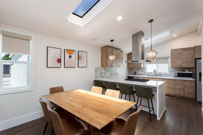 Building Photo - Contemporary Birdland Residence