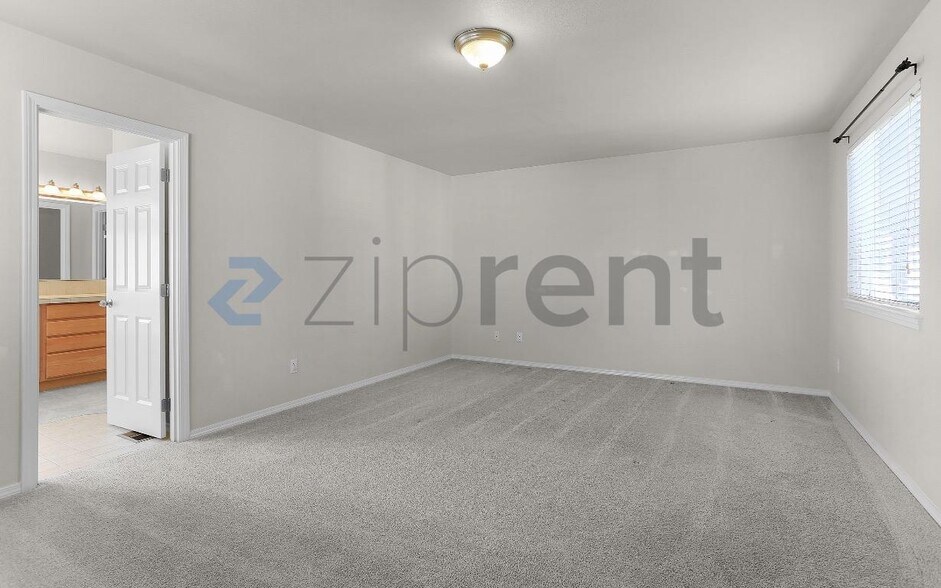 Building Photo - Unit