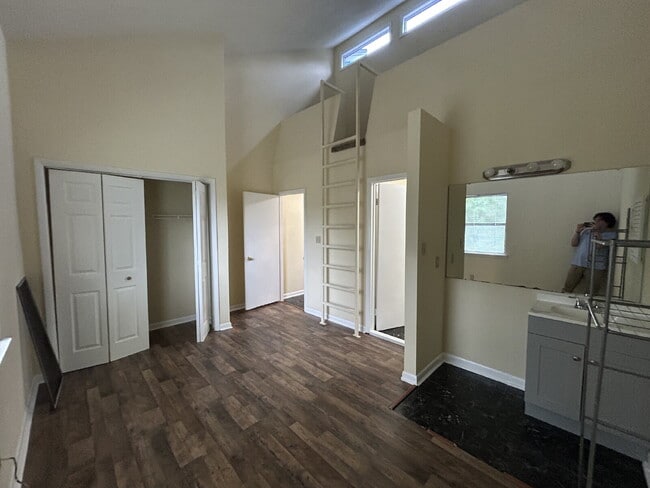 Building Photo - Spacious 2 bedroom townhouse with an additional loft located near TCC!