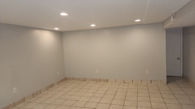 Building Photo - "Charming 3-Bed Home with Modern Amenities in Temple Hills - Ideal Location!"