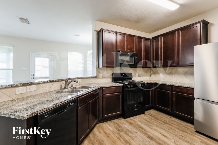Building Photo - 15141 Meadow Glen S