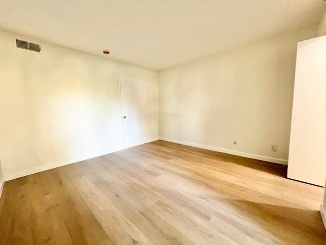 Building Photo - Gorgeous Stoneybrook Condo for Rent near C...