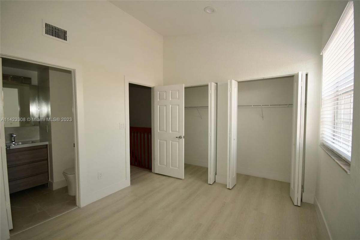 Master bed room vaulted ceilings - 705 SW 148th Ave