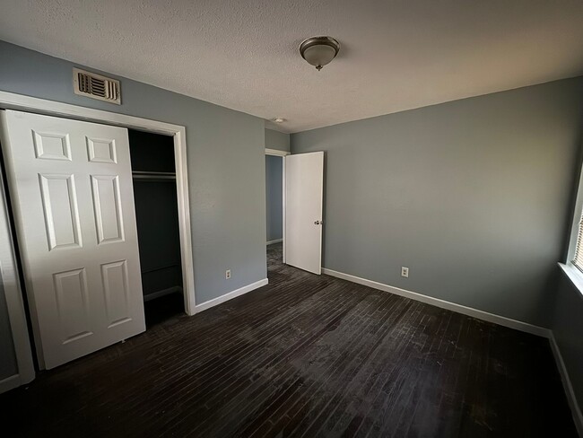 Building Photo - Remodeled 3 bedroom 2 bathroom house! - MO...