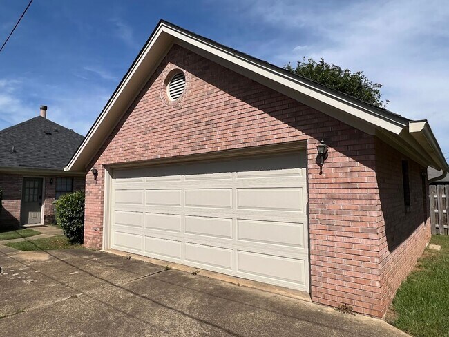 Building Photo - 3808 Oak Ave