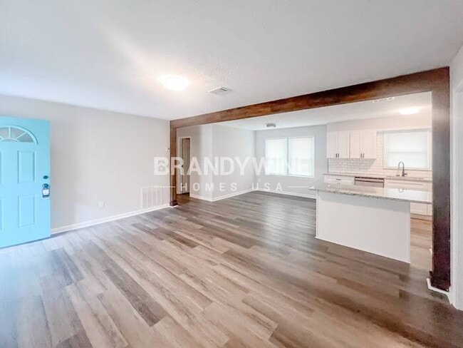 Building Photo - 324 Laurel Ln