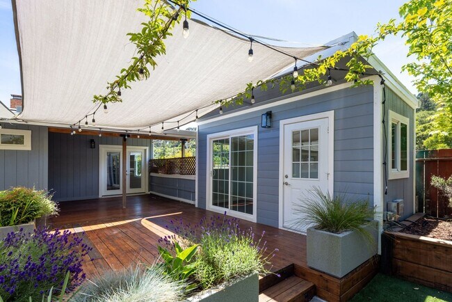 Building Photo - Beautiful Duplex In Highly Desirable San Rafael!