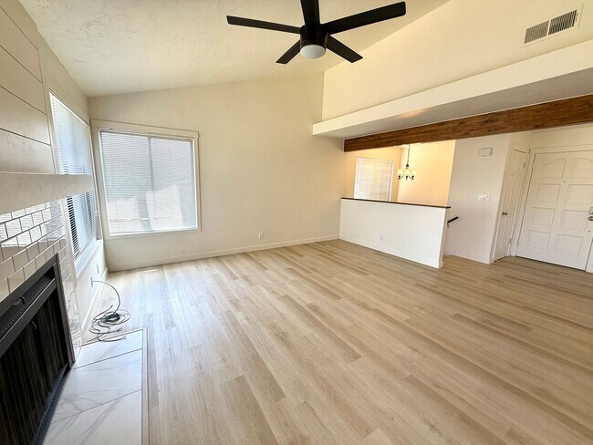 Building Photo - Upgraded townhome by Southgate Golf Course - Small dogs allowed