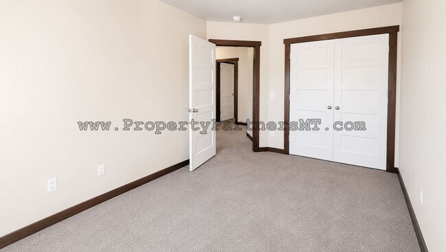 Building Photo - *** Modern *** 3 Bed 2.5 Bath Townhouse