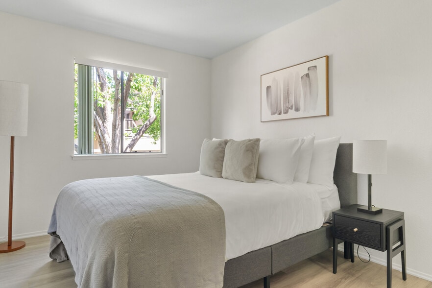 Building Photo - 1600 Villa St