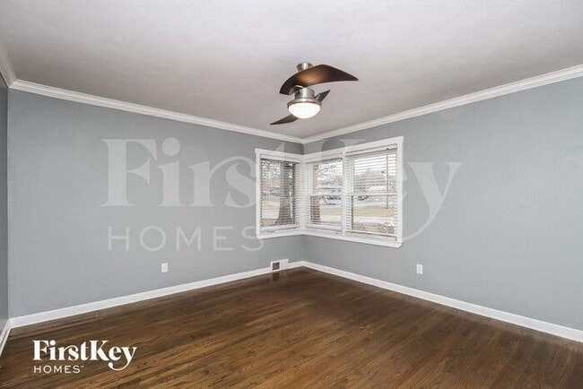 Building Photo - 705 NE Shady Ln Dr