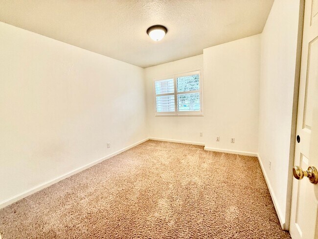 Building Photo - Great home available NOW