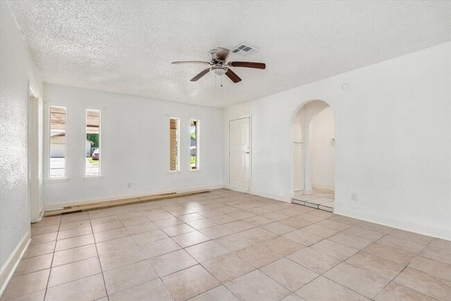 Building Photo - 8630 Valley S Dr