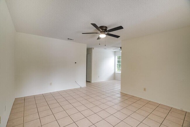 Building Photo - 10310 Little Pebble Dr