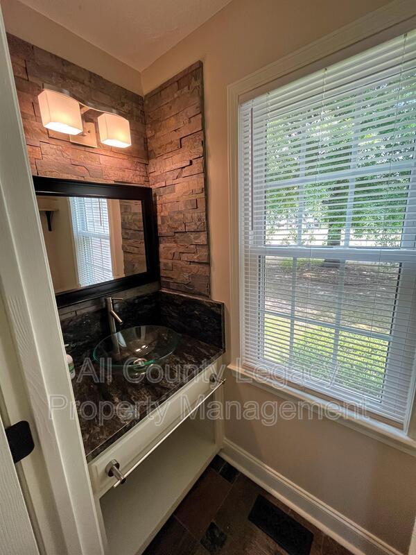 Building Photo - 2320 Springdale Dr