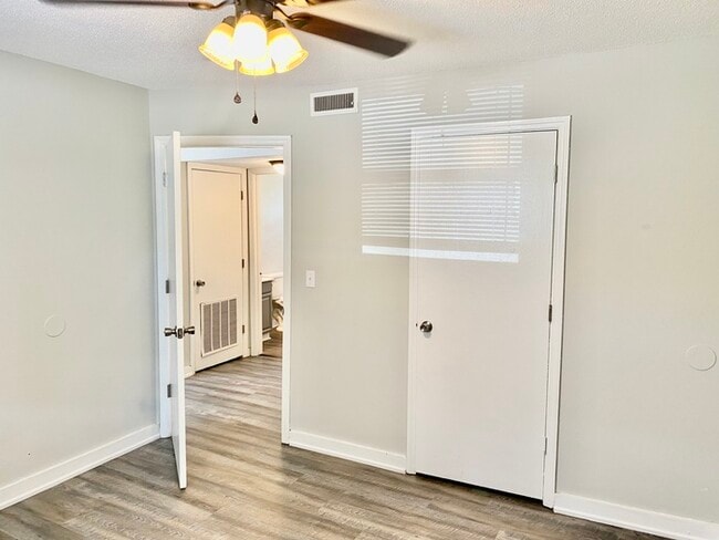 Building Photo - Hillcrest Apts: Rossville 2Bed/1Bath Apart...