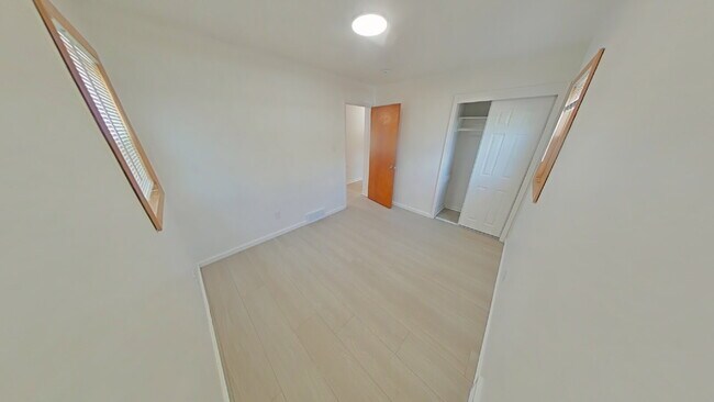 Building Photo - "3-Bedroom Home in Roseville with Cozy 999 Sq Ft of Living Space!"